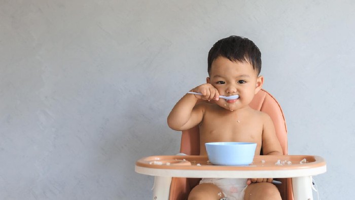 Ilustrasi anak makan, mpasi