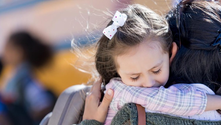Ilustrasi ibu dan anak Worried little girl hugs her mom on the first day of school. A school bus is in the background.