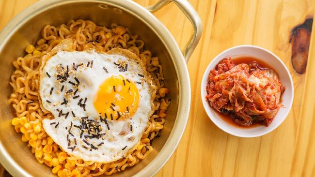 Berikut 7 ide kreasi memasak mi instan yang enak dan bergizi.