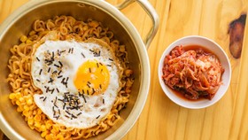 5 Cara Masak Mi Instan yang Sehat, Menurut Ahli Gizi