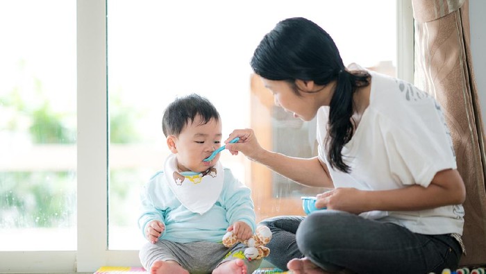Ilustrasi MPASI, anak makan