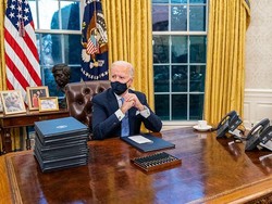 Ngantor di Ruang Oval Gedung Putih, Biden Rombak Dekorasi Trump