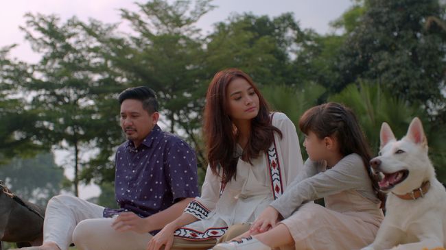 Acha Septriasa mengaku takjub dengan kemampuan akting dua ekor anjing yang menjadi lawan mainnya dalam film June & Kopi.