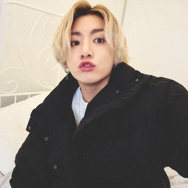 Pamer Foto di Atas Ranjang, Jungkook Sukses Bikin ARMY Menggila