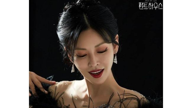 Sang ayah menjanjikan jabatan direktur dan penerus yayasan untuk Seo-jin. Berhasilkah ia mendapatkan posisi tersebut? Simak sinopsis The Penthouse episode 15.