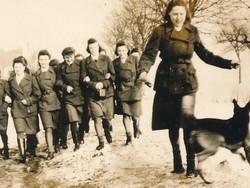Kisah Para Perempuan yang Jadi Penyiksa di Kamp Konsentrasi Nazi