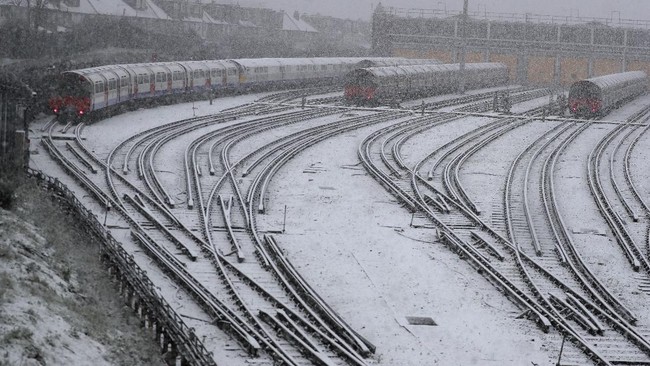 London tengah mengalami hujan salju langka memasuki pekan terakhir di bulan Januari, saat pemerintah masih memberlakukan lockdown akibat virus corona.
