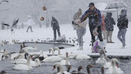 FOTO: London Diselimuti Hujan Salju Langka di Tengah Pandemi