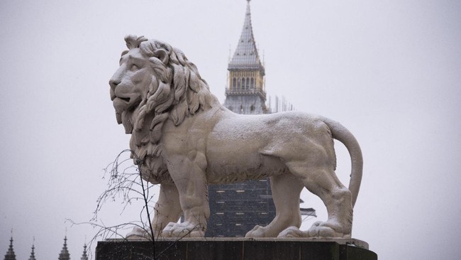 London tengah mengalami hujan salju langka memasuki pekan terakhir di bulan Januari, saat pemerintah masih memberlakukan lockdown akibat virus corona.