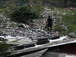 Hamparan Sampah Seluas Lapangan Bola di Bekasi Mulai Diangkut