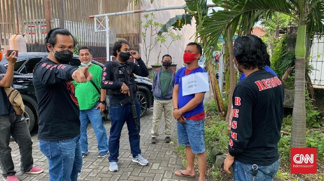 Polisi menangkap S, pegawai SPBU yang diduga terlibat perampokan uang perusahaannya senilai Rp561 juta.