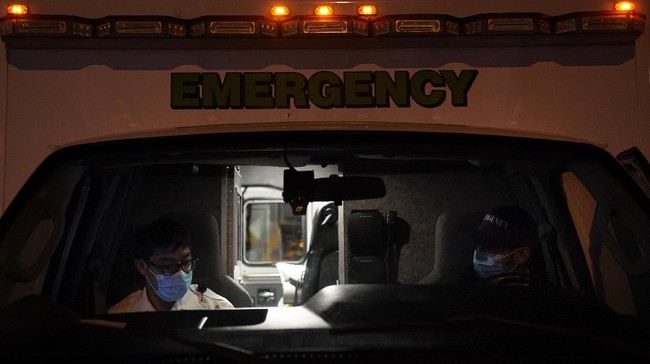 FOTO: Peluh Petugas Ambulans AS saat Lonjakan Kasus Covid-19