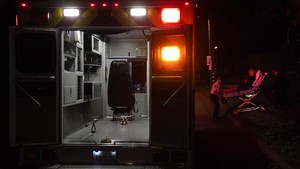 FOTO: Peluh Petugas Ambulans AS saat Lonjakan Kasus Covid-19