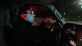 FOTO: Peluh Petugas Ambulans AS saat Lonjakan Kasus Covid-19 Dua petugas ambulans darurat, Thomas Hoang dan Joshua Hammond secara sigap membantu pasien yang dinyatakan terinfeksi corona untuk dapat perawatan.