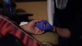FOTO: Peluh Petugas Ambulans AS saat Lonjakan Kasus Covid-19 Dua petugas ambulans darurat, Thomas Hoang dan Joshua Hammond secara sigap membantu pasien yang dinyatakan terinfeksi corona untuk dapat perawatan.