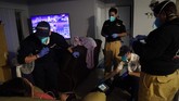 FOTO: Peluh Petugas Ambulans AS saat Lonjakan Kasus Covid-19 Dua petugas ambulans darurat, Thomas Hoang dan Joshua Hammond secara sigap membantu pasien yang dinyatakan terinfeksi corona untuk dapat perawatan.