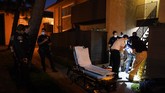 FOTO: Peluh Petugas Ambulans AS saat Lonjakan Kasus Covid-19 Dua petugas ambulans darurat, Thomas Hoang dan Joshua Hammond secara sigap membantu pasien yang dinyatakan terinfeksi corona untuk dapat perawatan.