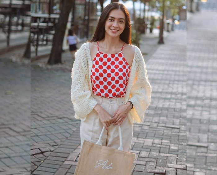 Agla Artalidia adalah model, aktris, sekaligus business woman yang mengawali karirnya sebagai Juara 3 Gadis Sampul 2003. Punya selera fashion yang bagus, gaya Agla yang chic and casual saat ber-OOTD bisa kamu tiru, nih! Agla tampil manis dengan atasan tank top polkadot merah dan knit cardigan krem serta bawahan chino pants warna senada. Ia juga membawa canvas bag yang tertulis namanya, sementara rambutnya dibiarkan tergerai indah. Bisa jadi inspirasi outfit 17 Agustus-an, nih! (Foto: Instagram.com/aglaartalidia)