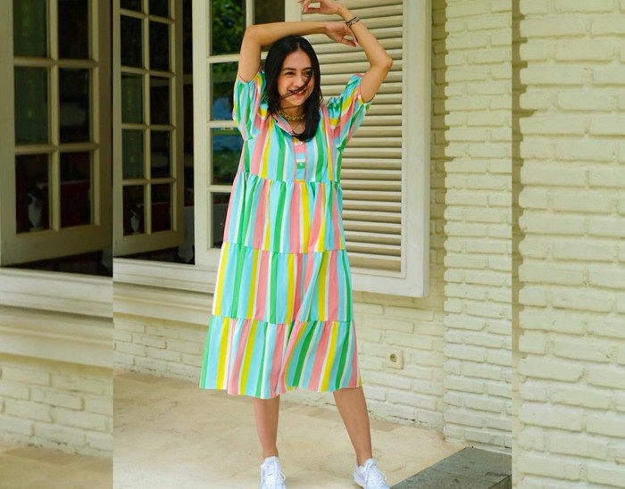Selain seni peran, Agla rupanya juga mencintai dunia fashion. Inilah yang membuatnya memberanikan diri menggeluti usaha fashion lewat brand “Kalalula The Label” pada awal 2015. Woman fashion brand ini mengusung busana kasual dengan gaya yang fun dan edgy serta motif yang seru. Lihat saja gaya playful Agla di atas dalam balutan midi dress bercorak pelangi yang dipadukan dengan sneakers putih untuk menetralkannya. (Foto: Instagram.com/kalalulathelabel)