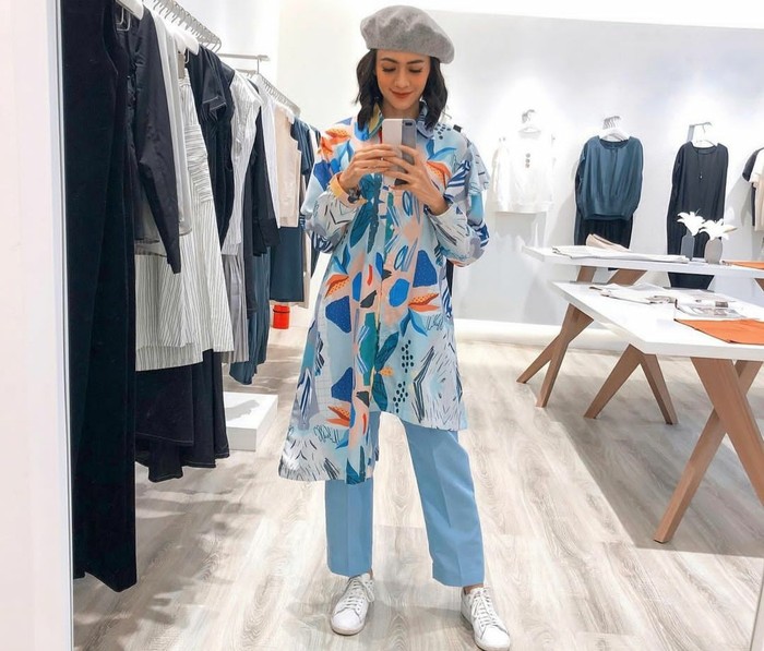Selain punya clothing brand sendiri, rupanya Agla juga dipercaya untuk memandu program lifestyle dan fashion bertajuk “iLook” yang tayang di NET TV. Di sela-sela syuting, perempuan berusia 34 tahun ini nampak ber-OOTD menggunakan asymmetric printed shirt yang dikombinasikan dengan trouser warna baby blue. Lalu, sebagai aksesori ia menambahkan beret hat abu-abu dan sneakers putih. Simpel tanpa terkesan monoton. (Foto: Instagram.com/aglaartalidia)