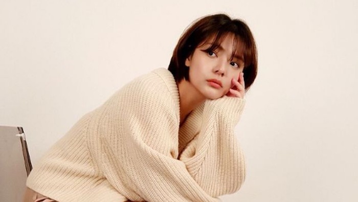 Aktris Song Yoo Jung.