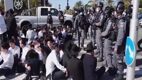 VIDEO: Bentrokan Polisi Israel VS Kelompok Ultra Ortodoks