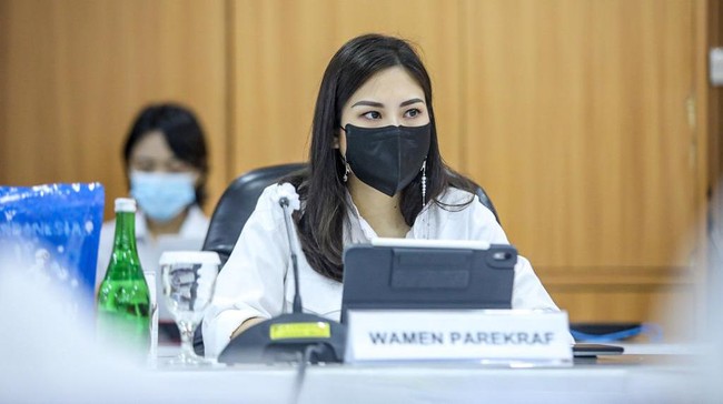Wamenparekraf Angela Tanoesoedibjo jatuh pingsan di Keraton Solo, Sabtu (6/11). Berikut kronologi Wamenparekraf Angela Tanoe jatuh di Solo.