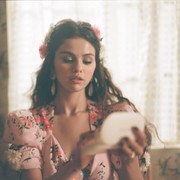 10 Produk Rare Beauty Selena Gomez di MV 'De Una Vez'