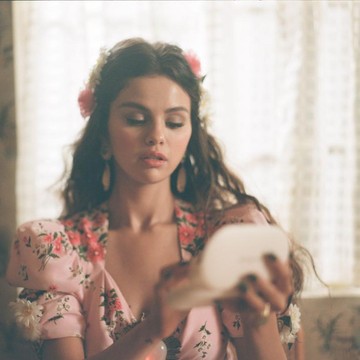 10 Produk Rare Beauty Selena Gomez di MV 'De Una Vez'