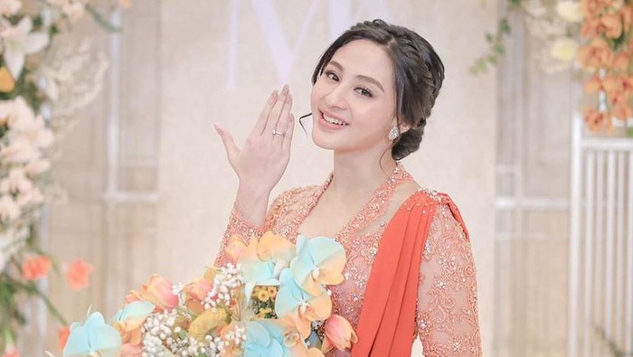 9 Potret Cantik Margin Wieheerm di Hari Pertunangan