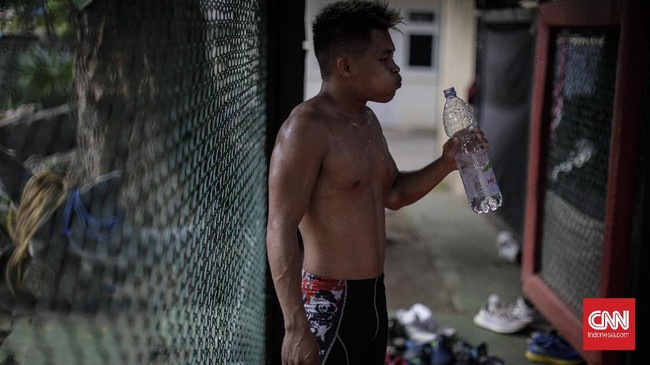 Berawal dari sebuah sakit hati, Adrian Mattheis terjun ke MMA. Petarung yang dijuluki Papua Badboy itu pun