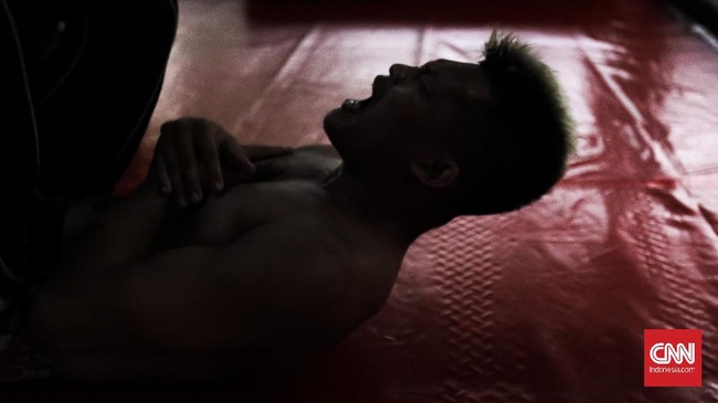 Berawal dari sebuah sakit hati, Adrian Mattheis terjun ke MMA. Petarung yang dijuluki Papua Badboy itu pun