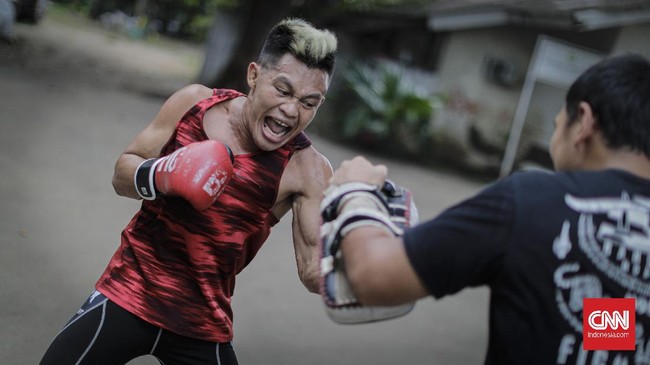 Berawal dari sebuah sakit hati, Adrian Mattheis terjun ke MMA. Petarung yang dijuluki Papua Badboy itu pun