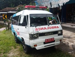 Ambulans RSUD dr Iskak Tulungagung Tabrak Biker di Blitar