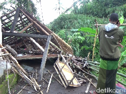 Puting Beliung Rusak Puluhan Rumah di Lumajang