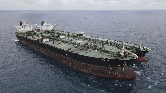 IRGC mengklaim Angkatan Laut Amerika Serikat menggunakan kapal tanker Vietnam untuk menampung minyak mentah Iran.