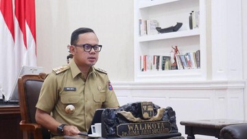Wajib memperlihatkan kartu identitas