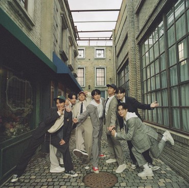 Aksi George Clooney Bacakan Lirik 'Dynamite' BTS Seperti Puisi