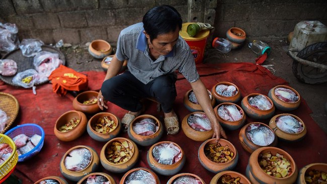 FOTO: Menengok Pembuatan Claypot Ikan Vietnam Jelang Imlek