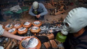 FOTO: Menengok Pembuatan Claypot Ikan Vietnam Jelang Imlek