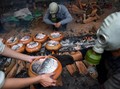 FOTO: Menengok Pembuatan Claypot Ikan Vietnam Jelang Imlek