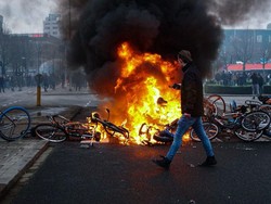 Belanda Rusuh, Demonstran yang Protes Jam Malam Bentrok Lagi dengan Polisi