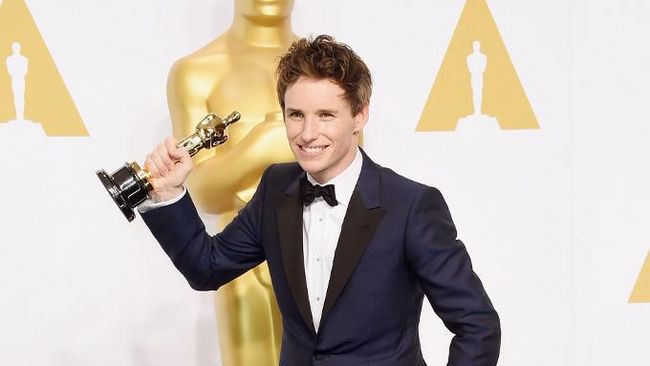 Aktor Eddie Redmayne mengaku akan melakukan aksi yang belum pernah lakukan sebelumnya, yaitu syuting adegan berenang saat musim dingin, demi Fantastic Beasts 3.