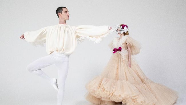 Beberapa desainer bisa diidentikkan dengan material atau siluet tertentu, salah satunya adalah couturier Giambattista Valli.