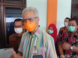 Ganjar Minta Warga Lereng Gunung Merapi Ikuti Arahan Petugas