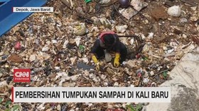 VIDEO: Pembersihan Tumpukan Sampah di Kali Baru