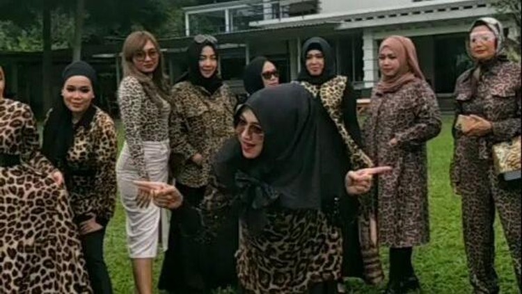 Geng arisan emak-emak viral di TikTok.