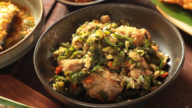 Ayam menjadi salah satu bahan yang umum diolah. Selain mudah ditemukan, ayam juga mudah diolah menjadi aneka makanan yang nikmat.