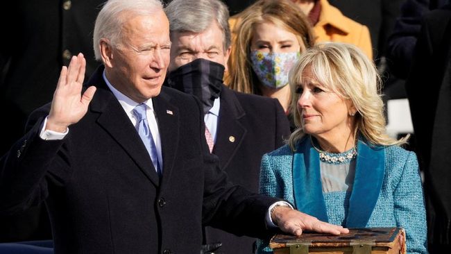 Inagurasi atau pelantikan Presiden AS Joe Biden masih menarik perhatian banyak orang. Salah satunya adalah soal jam tangan mewah Rolex yang dipakainya.