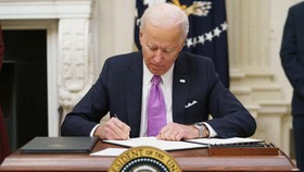 Biden Cairkan BLT Rp20 Juta Per Warga AS Bulan Ini